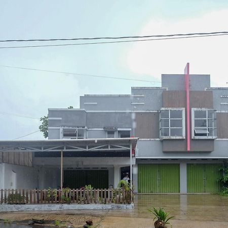 Hotel Reddoorz At Lapangan Bandara Sam Ratulangi Manado Exterior foto