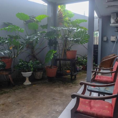 Hotel Reddoorz At Lapangan Bandara Sam Ratulangi Manado Exterior foto