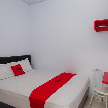 Hotel Reddoorz At Lapangan Bandara Sam Ratulangi Manado Exterior foto