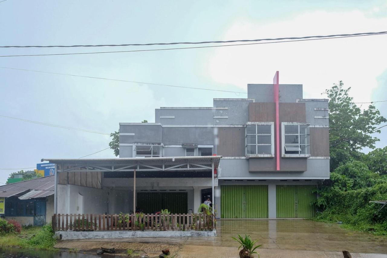Hotel Reddoorz At Lapangan Bandara Sam Ratulangi Manado Exterior foto