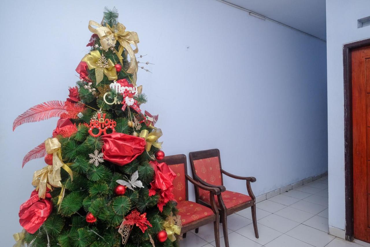 Hotel Reddoorz At Lapangan Bandara Sam Ratulangi Manado Exterior foto
