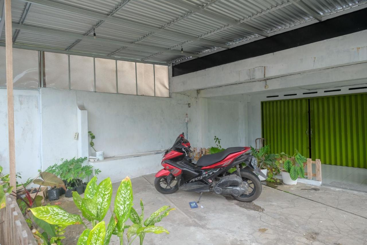 Hotel Reddoorz At Lapangan Bandara Sam Ratulangi Manado Exterior foto