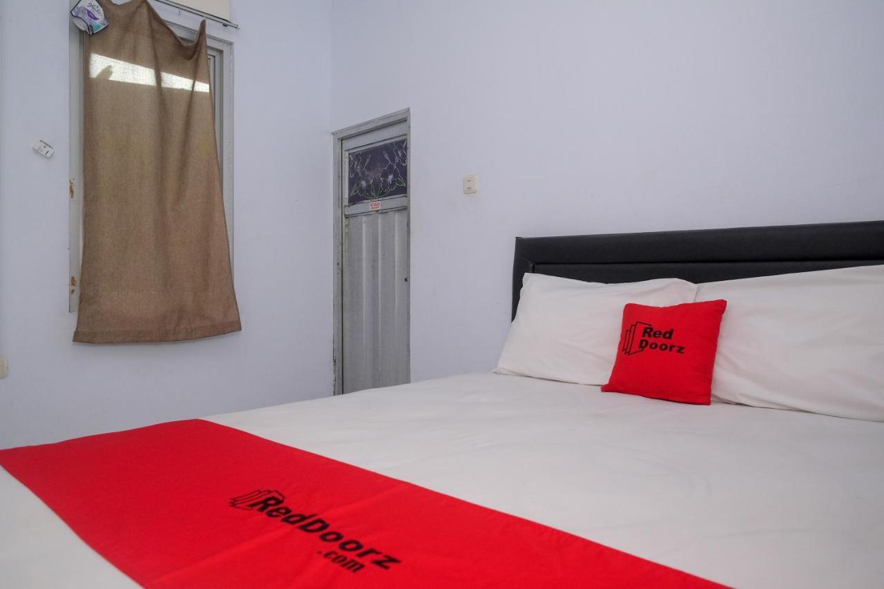 Hotel Reddoorz At Lapangan Bandara Sam Ratulangi Manado Exterior foto