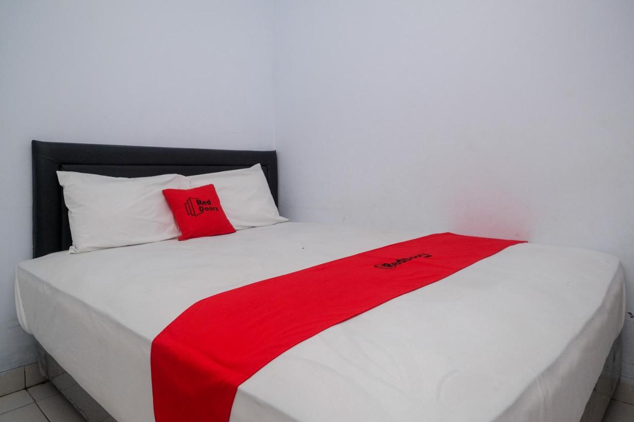 Hotel Reddoorz At Lapangan Bandara Sam Ratulangi Manado Exterior foto