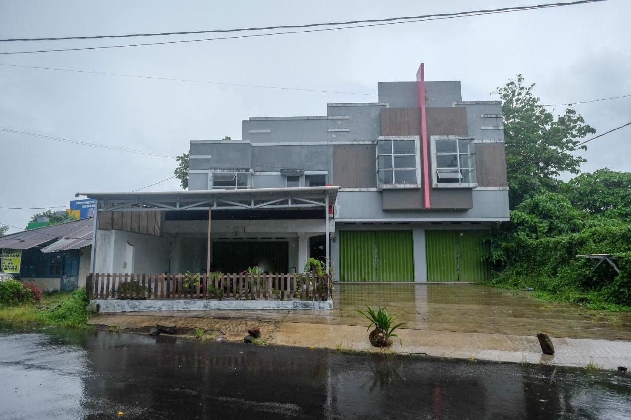 Hotel Reddoorz At Lapangan Bandara Sam Ratulangi Manado Exterior foto